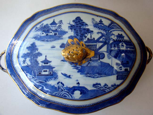 A fine Chinese Export Porcelain 'Imperial Nanking' oval covered vegetable tureen circa 1790-1820 — image 2